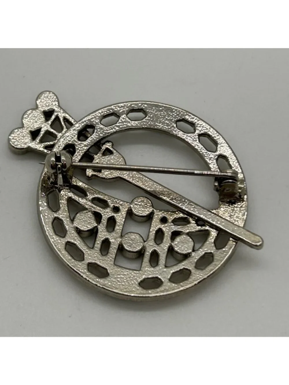 Vintage Celtic-inspired Annular Brooch Pin Green Rhinestones Silver-Tone